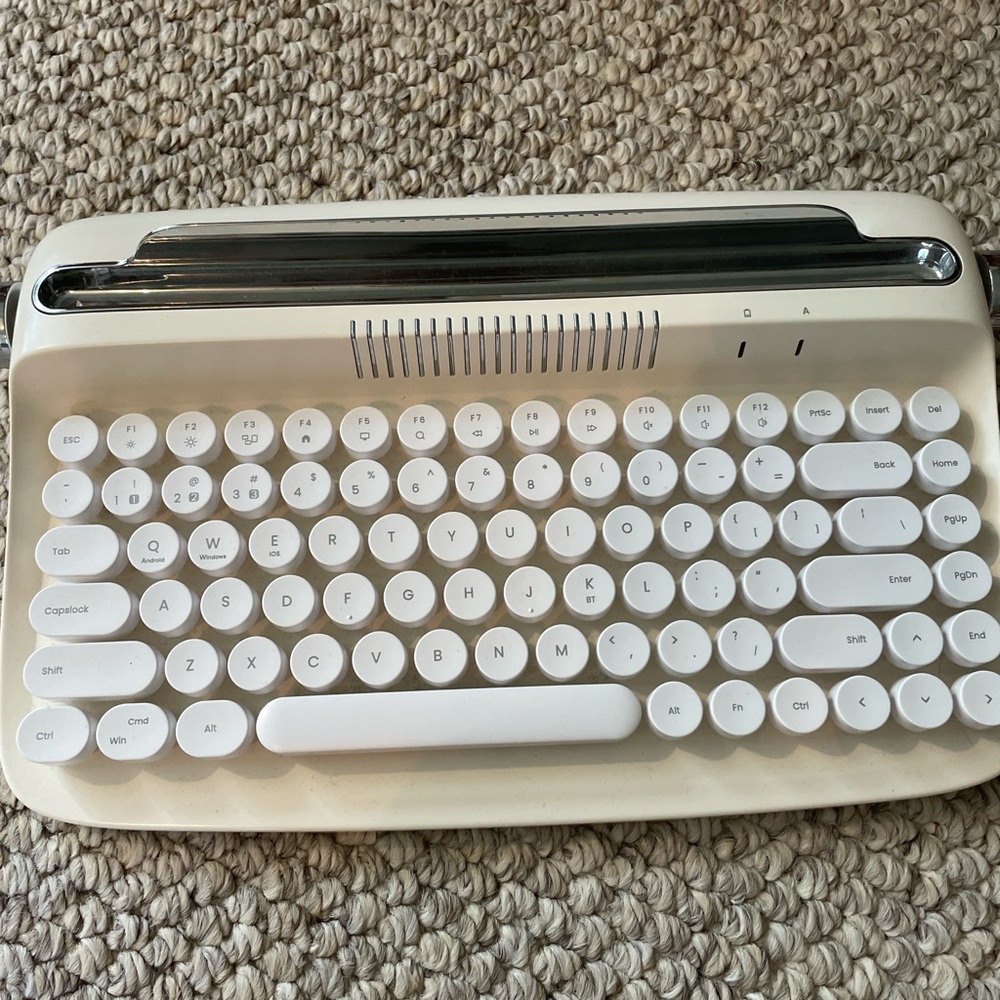 Accto Retro Bluetooth keyboard for mobile devices
